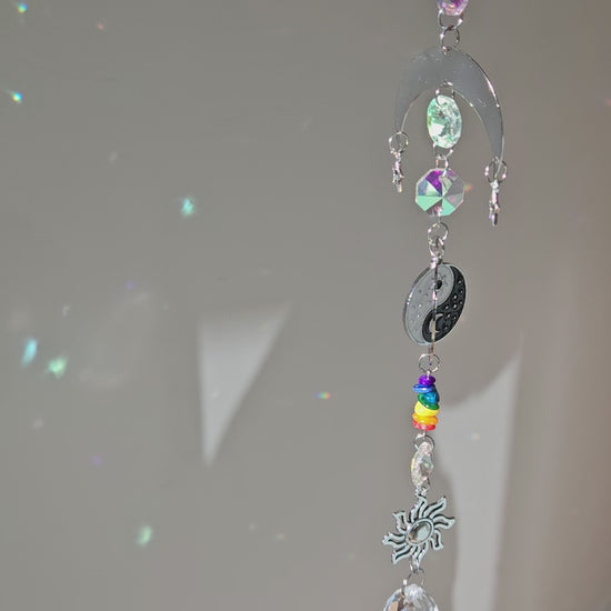 Spiritueller Suncatcher mit Sonne, Mond, Yin-Yang-Symbol & Chakra-Steinen – Lichtfänger für Harmonie & energetische Balance, Video