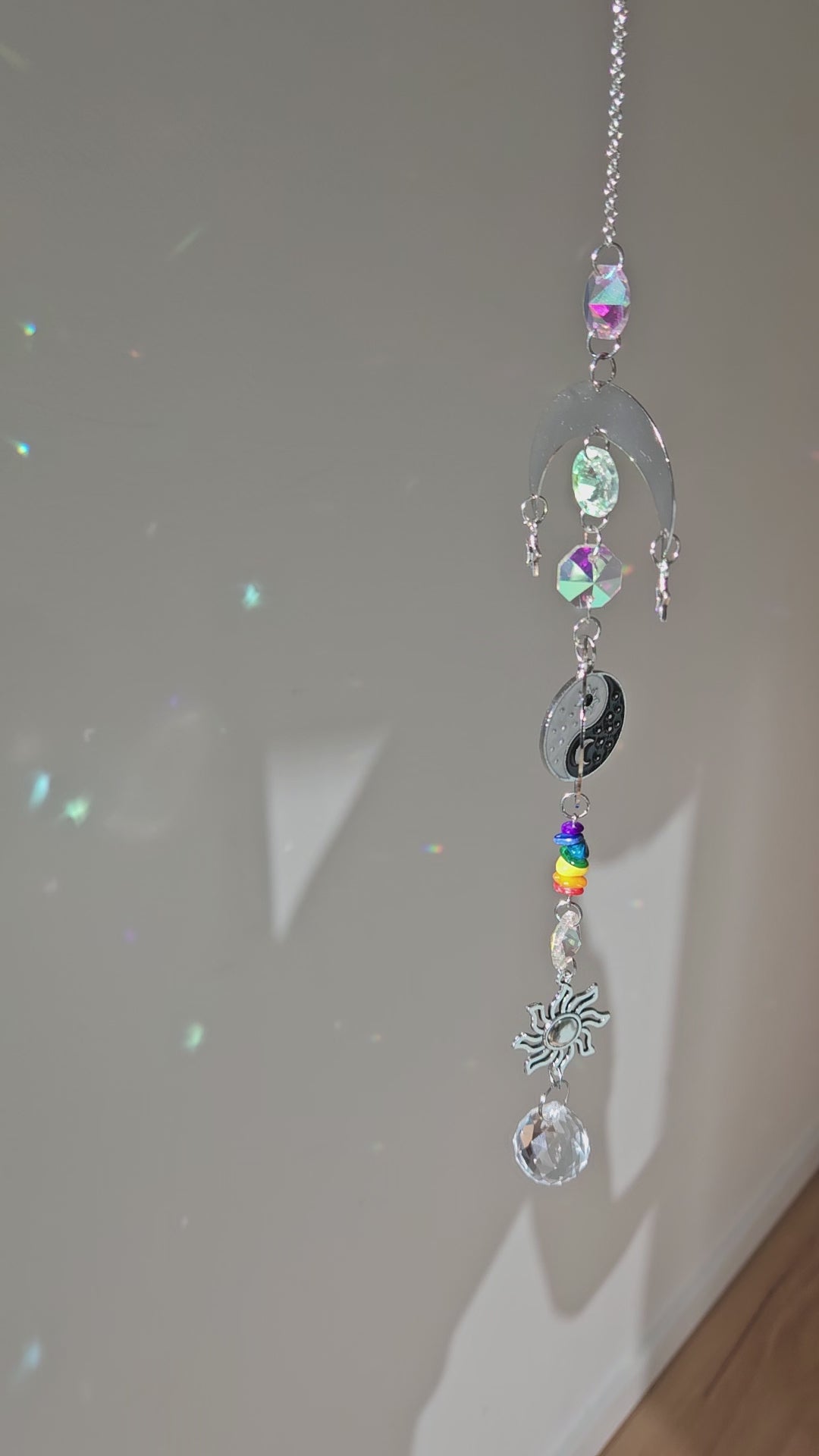 Spiritueller Suncatcher mit Sonne, Mond, Yin-Yang-Symbol & Chakra-Steinen – Lichtfänger für Harmonie & energetische Balance, Video