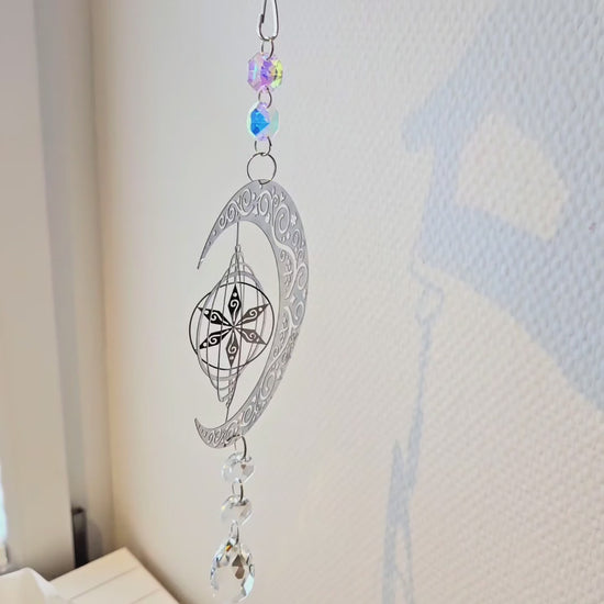 Video von Metall-Suncatcher Windspiel in Mondform mit Sternenblume und Kristallanhänger.