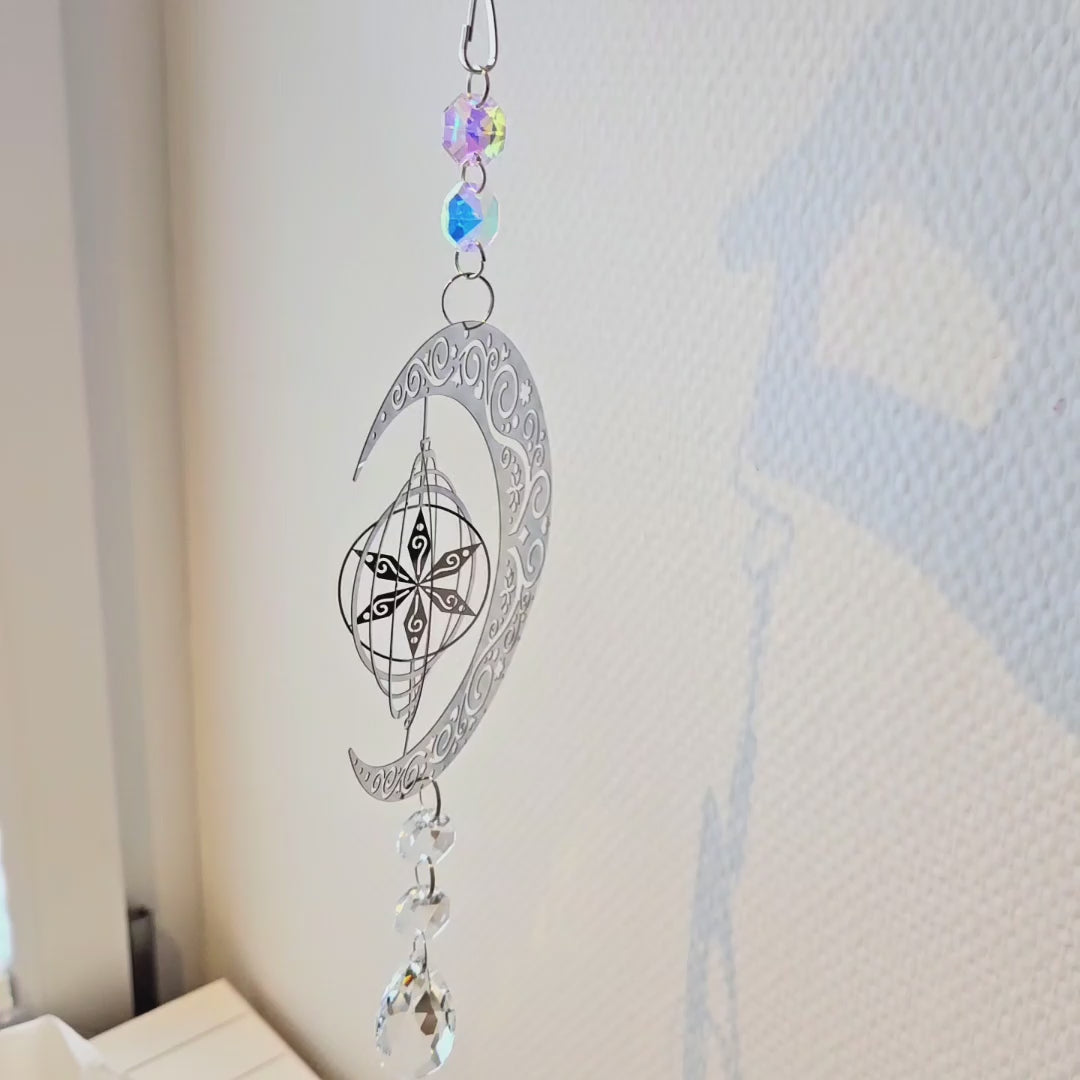Video von Metall-Suncatcher Windspiel in Mondform mit Sternenblume und Kristallanhänger.