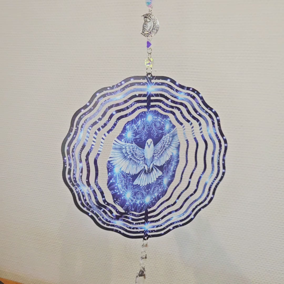 Video Eulen-Windspinner aus Metall mit leuchtendem blauem Motiv und Kristalltropfen.
