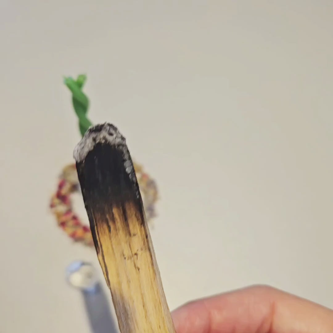 Essence Ritual Kit – alles für dein Reinigungsritual: Bienenwachskerzen, Palo Santo, Bergkristall & Kräuter. Für Segnung, Manifestation und innere Balance.