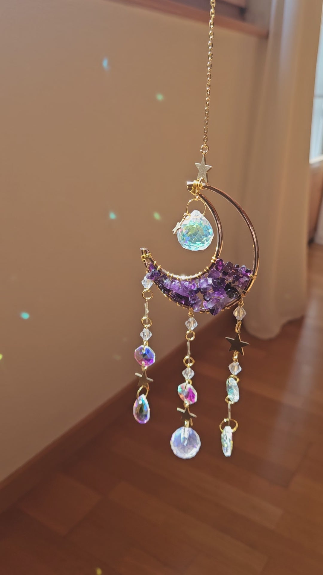 Kleiner Suncatcher mit Amethyst und Kristallelementen – magischer Begleiter für innere Ruhe & Klarheit, Video
