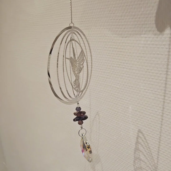 Video eines filigranen Kolibri-Windspiels aus Edelstahl mit facettiertem Kristallanhänger.