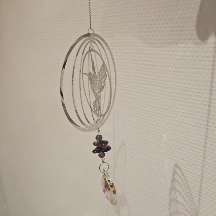 Video eines filigranen Kolibri-Windspiels aus Edelstahl mit facettiertem Kristallanhänger.