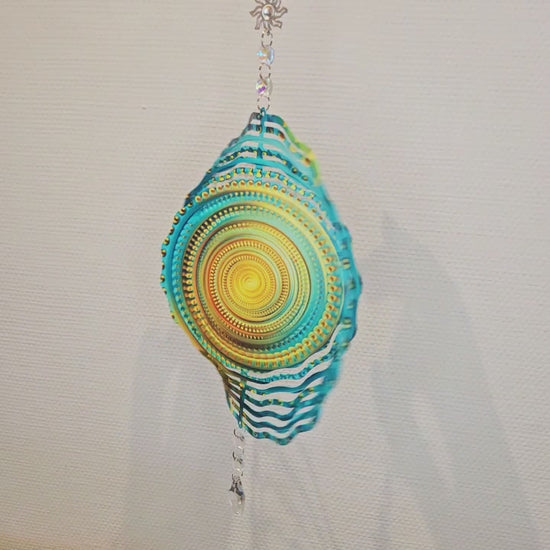 Video Energiespirale Windspinner aus Metall mit Mandala, draussen im Licht