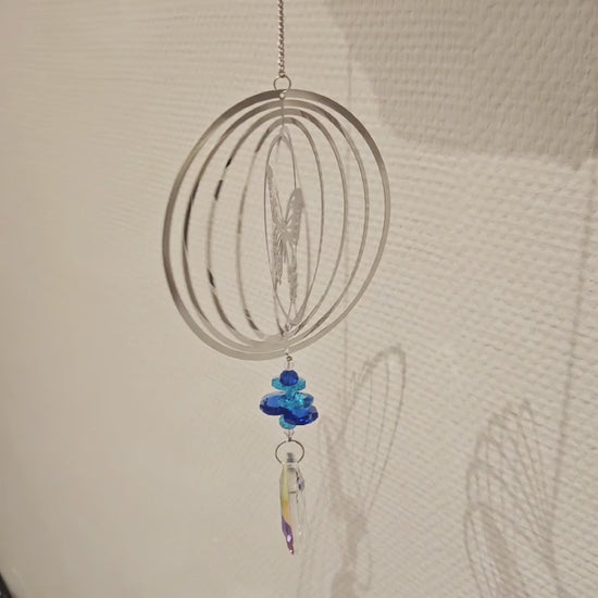 Video vonMetall-Suncatcher Windspiel mit Schmetterling und blauem Kristalltropfen