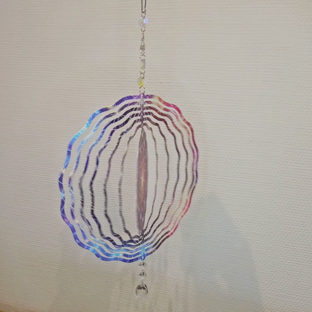 Video Windspinner Blume des Lebens aus Metall mit kosmischem Lichtmotiv und Kristalltropfen, vollständige Ansicht.
