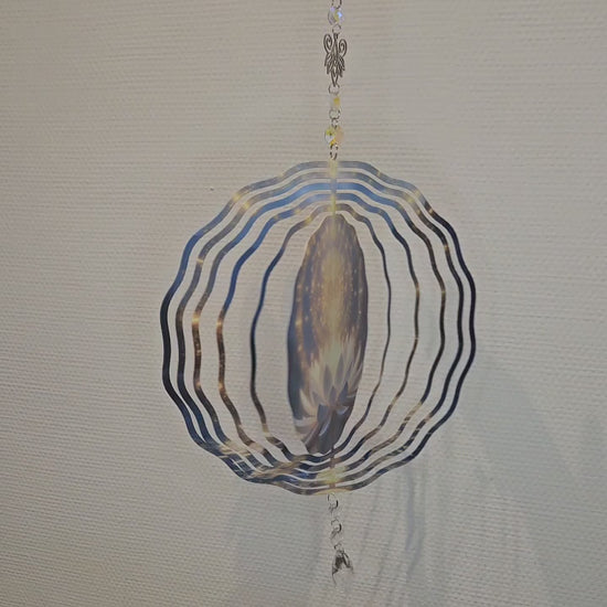 Video Windspinner am Lotus-Motiv, rotierende 3D-Metallringe mit goldenem Licht und Kristalltropfen