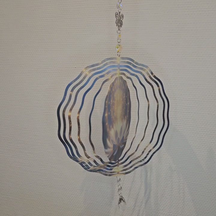 Video Windspinner am Lotus-Motiv, rotierende 3D-Metallringe mit goldenem Licht und Kristalltropfen
