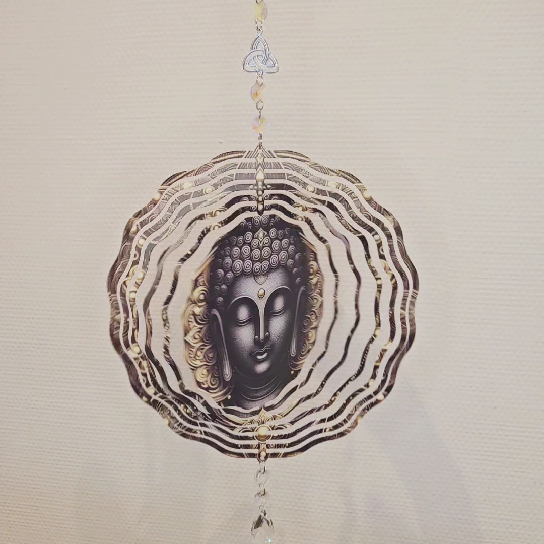 Video Windspinner mit Buddha-Motiv in Gold und Schwarz, mit 3D-Metallringen und Kristalltropfen, handveredelt – spirituelle Dekoration für Innen und Aussen.