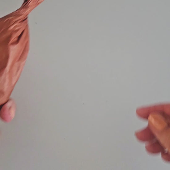 Handgemachte Ritualkerze Taupe für Loslassen und Vertrauen mit Kamille und Salbei