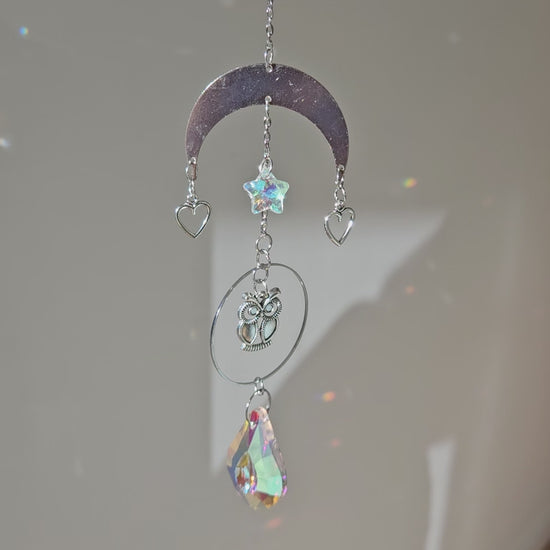 Verspielter Suncatcher mit Eule, Herzen & Halbmond – magischer Lichtfänger für Liebe, Weisheit & Intuition, Video