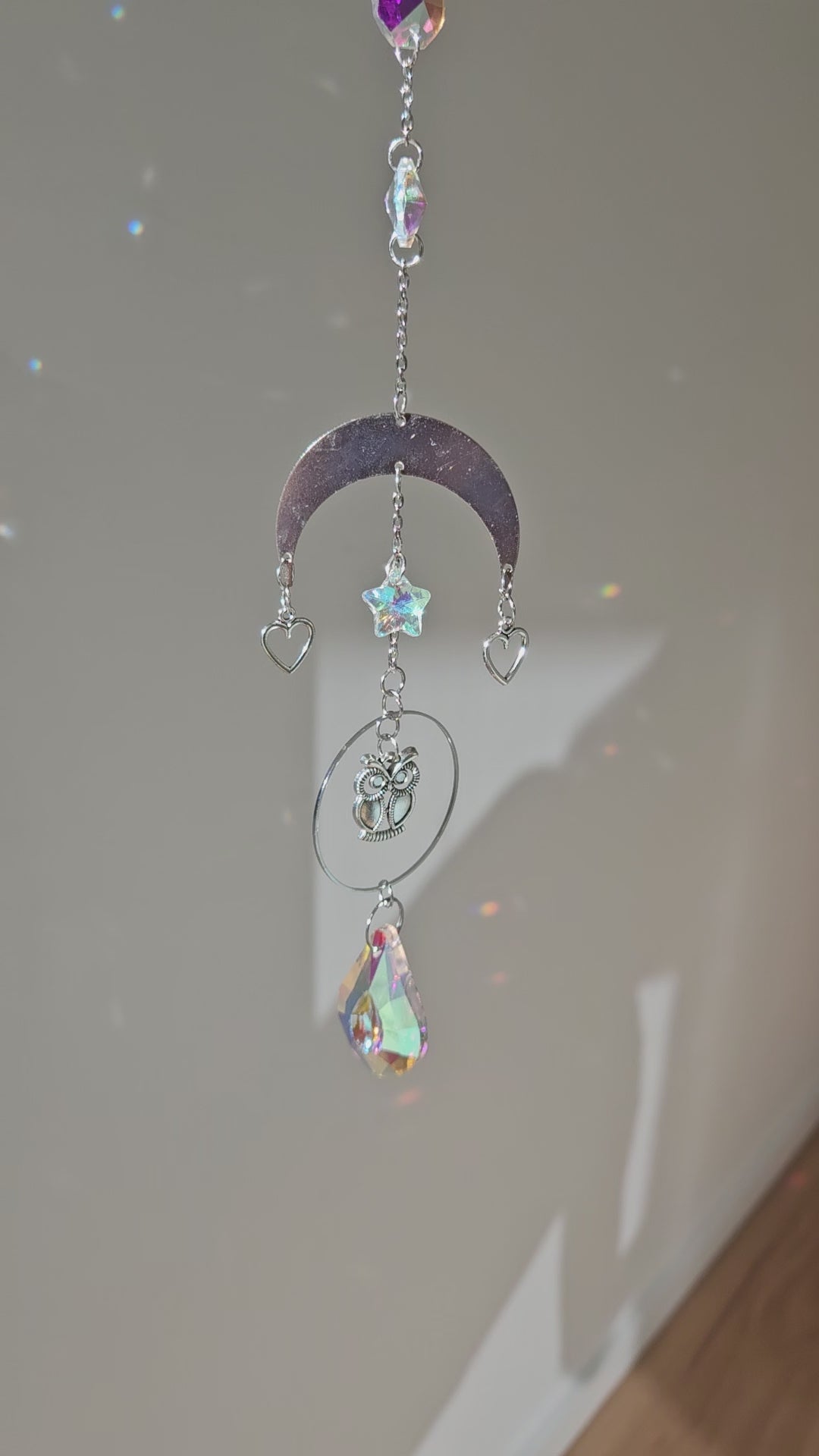 Verspielter Suncatcher mit Eule, Herzen & Halbmond – magischer Lichtfänger für Liebe, Weisheit & Intuition, Video