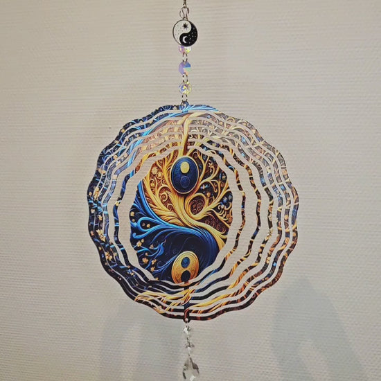 Video YinYang Baum Windspinner aus Metall mit Kristalltropfen, 25 cm