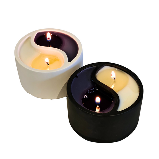     Brennende YinYang-Kerze – zwei Flammen im Gleichklang, Symbol für Dualität und innere Harmonie