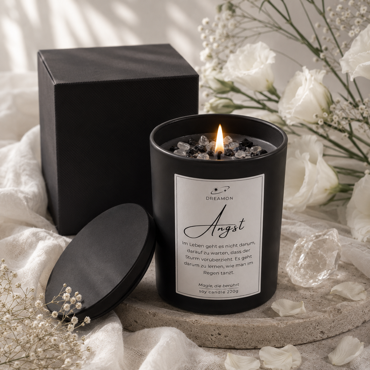 Handgegossene Edelstein-Duftkerze „Mut & Vertrauen“ von DreamOn im eleganten schwarzen Glas mit passendem Holzdeckel. Ein stilvolles Geschenk aus Raps- und Kokoswachs für mehr Wohlbefinden und Achtsamkeit.