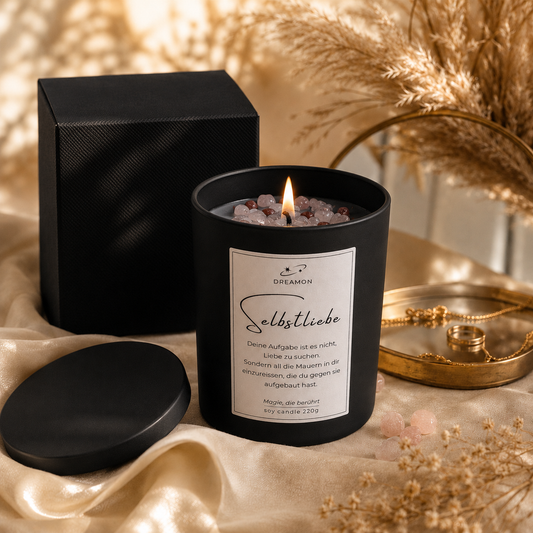 Handgegossene Edelstein-Duftkerze „Selbstliebe“ von DreamOn im schwarzen Glas mit Holzdeckel. Ein warmes Dufterlebnis aus europäischem Raps- und Kokoswachs für bewusste Auszeiten.