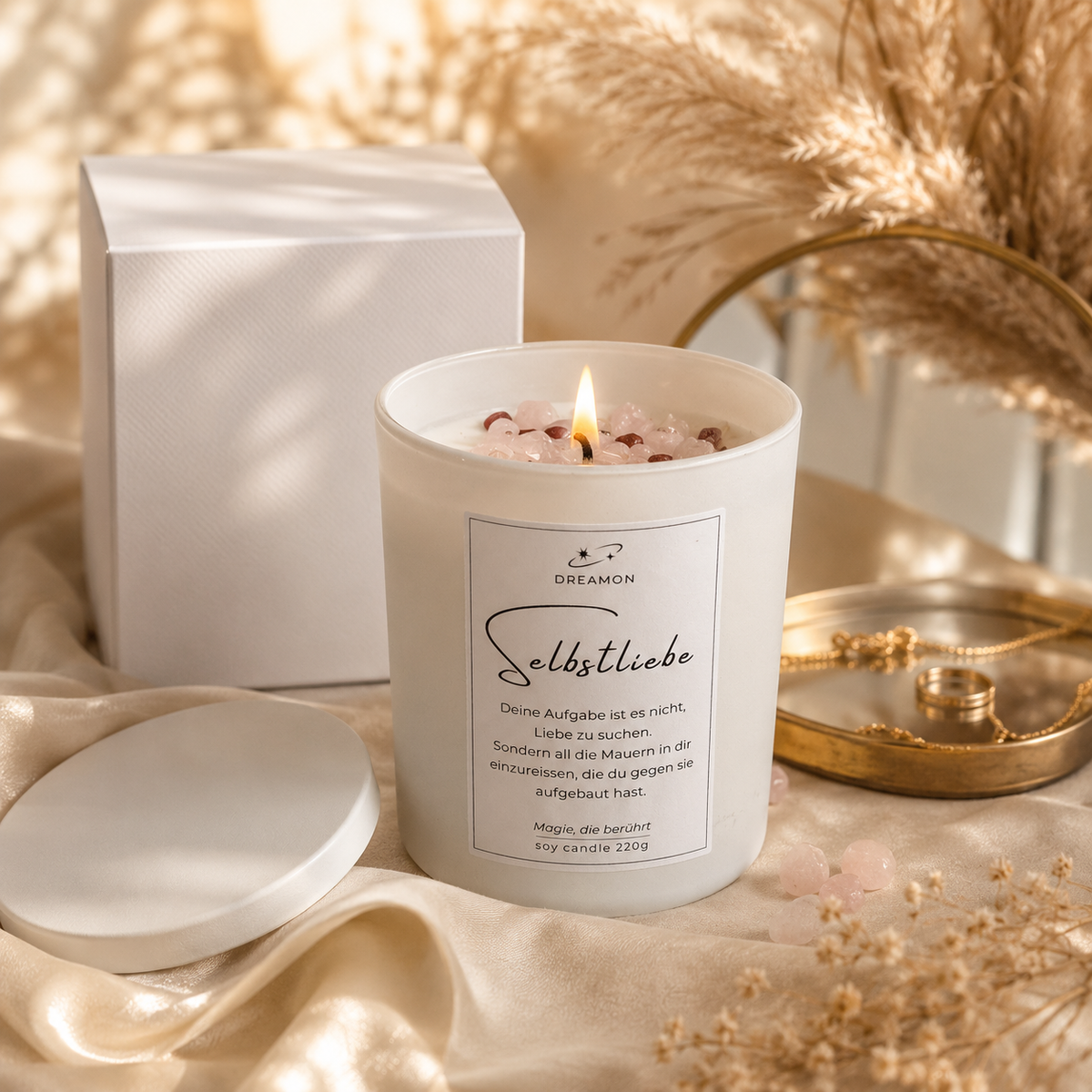 Nachhaltige Pflanzenwachs-Duftkerze „Selbstliebe“ von DreamOn im eleganten weissen Glas mit passendem Holzdeckel. Handgefertigt in der Schweiz für pures Wohlgefühl.
